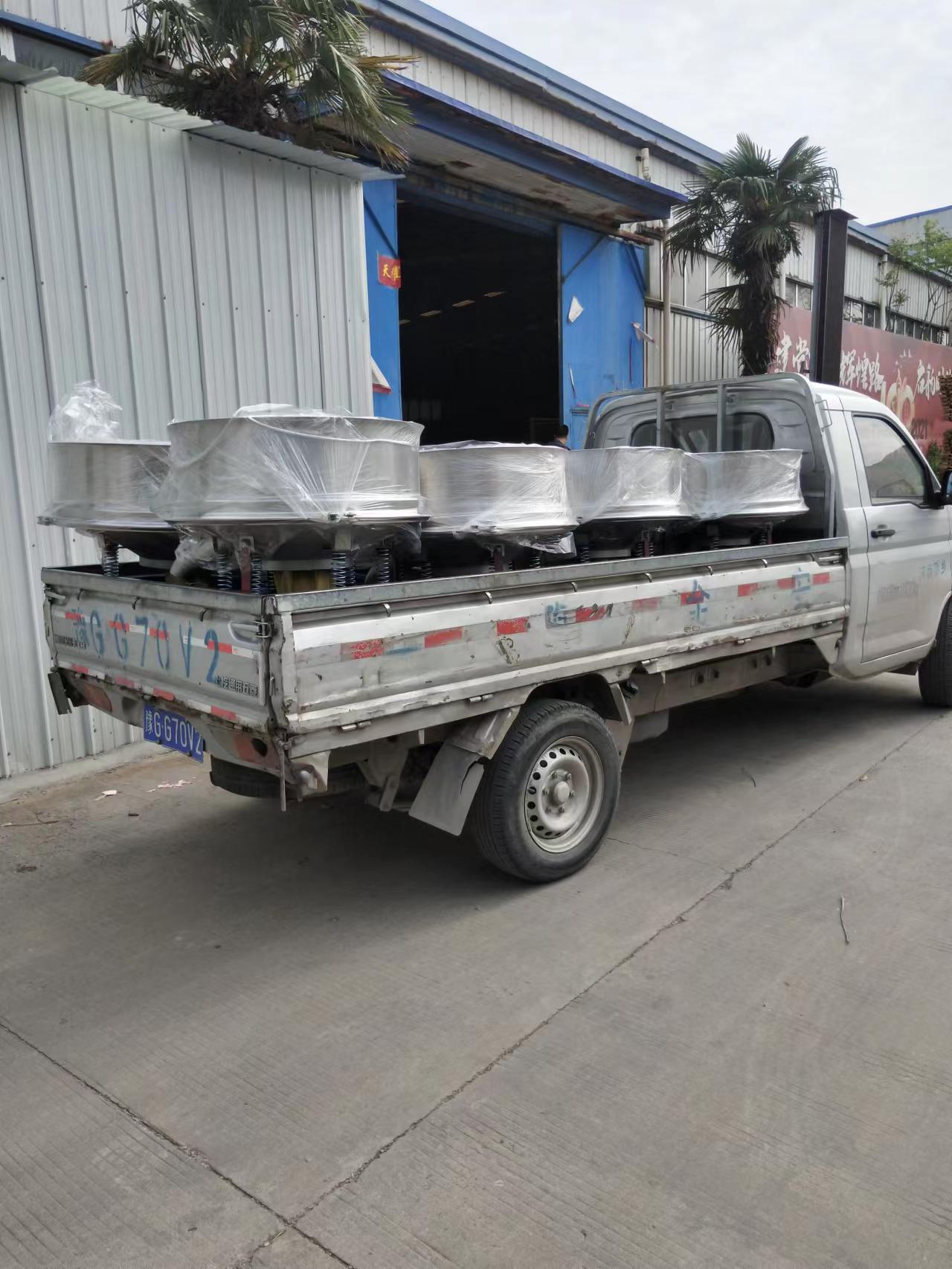 山東的某公司在我廠訂購的一批中頻篩發(fā)貨通知